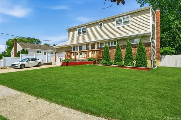 23 Hampshire DR, Farmingdale, NY 11735