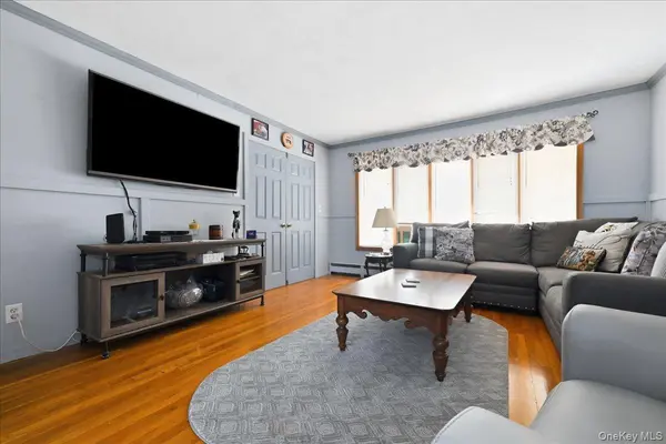 23 Hampshire DR, Farmingdale, NY 11735
