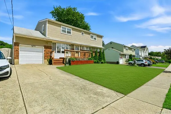 23 Hampshire DR, Farmingdale, NY 11735