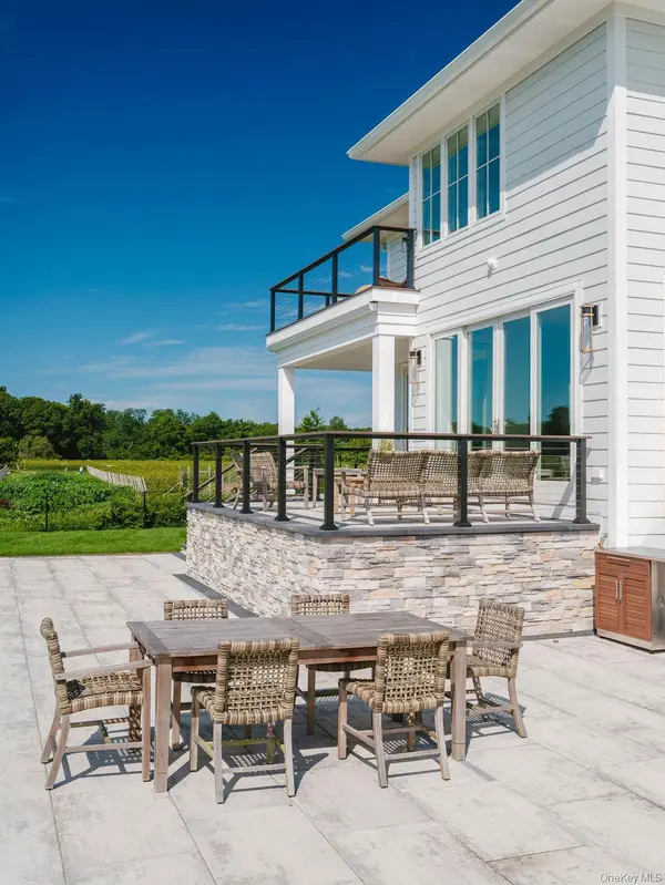 1135 Wildberry LN, Southold, NY 11971