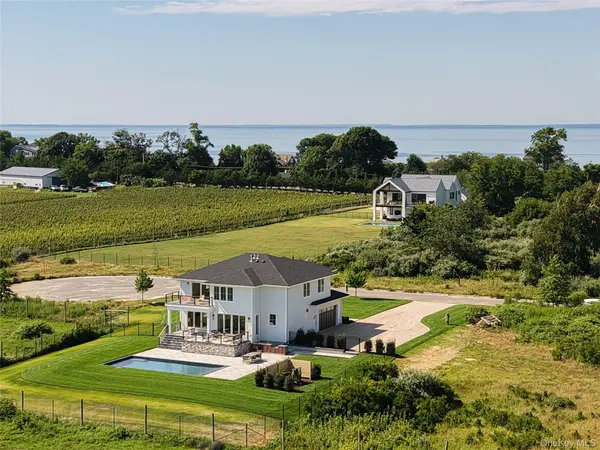1135 Wildberry LN, Southold, NY 11971