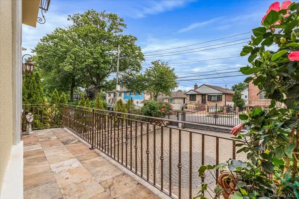 318 147th PL, Whitestone, NY 11357