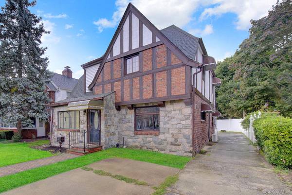54 Surrey LN, Hempstead, NY 11550