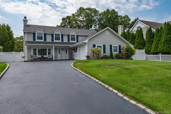 16 Sussex LN, Lake Grove, NY 11755