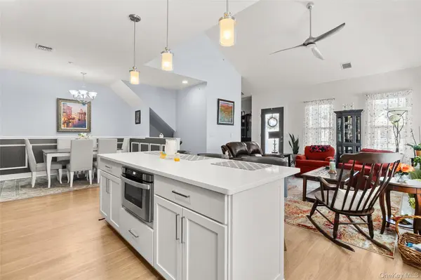 32 Michael LN, East Islip, NY 11730