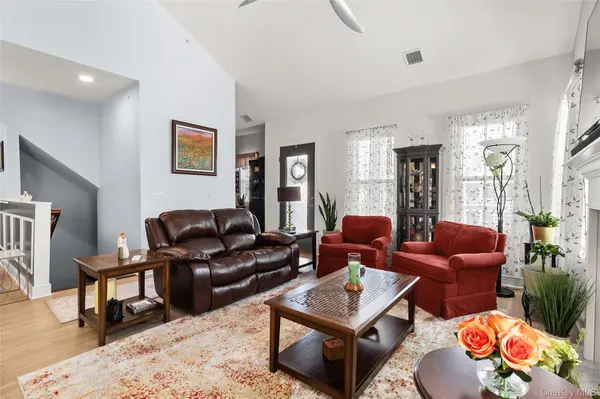 32 Michael LN, East Islip, NY 11730