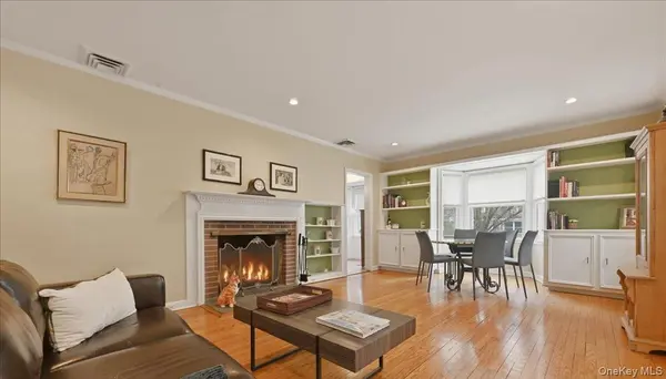 163 Elm ST, Roslyn Heights, NY 11577