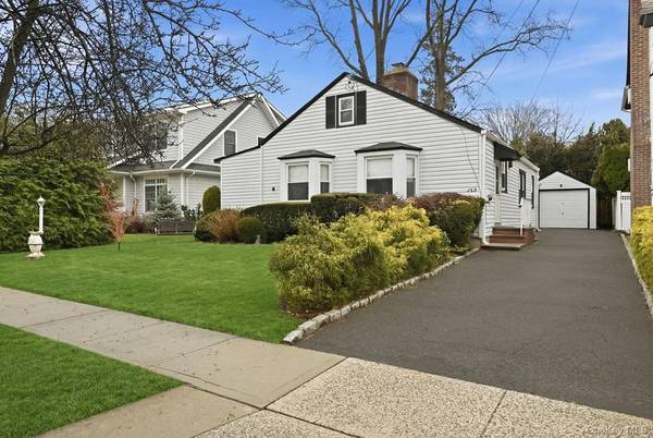 163 Elm ST, Roslyn Heights, NY 11577