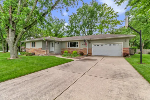 8784 W Oakwood DR, St. John, IN 46373