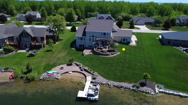 2949 SEAFARER WAY, Suamico, WI 54173-8195