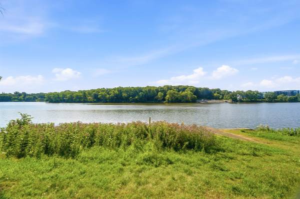 10 GREEN BAY CT #205, Appleton, WI 54911