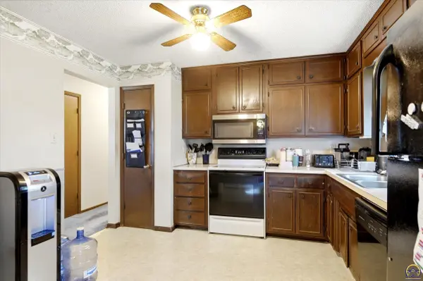 1623 SE 37th TER, Topeka, KS 66609