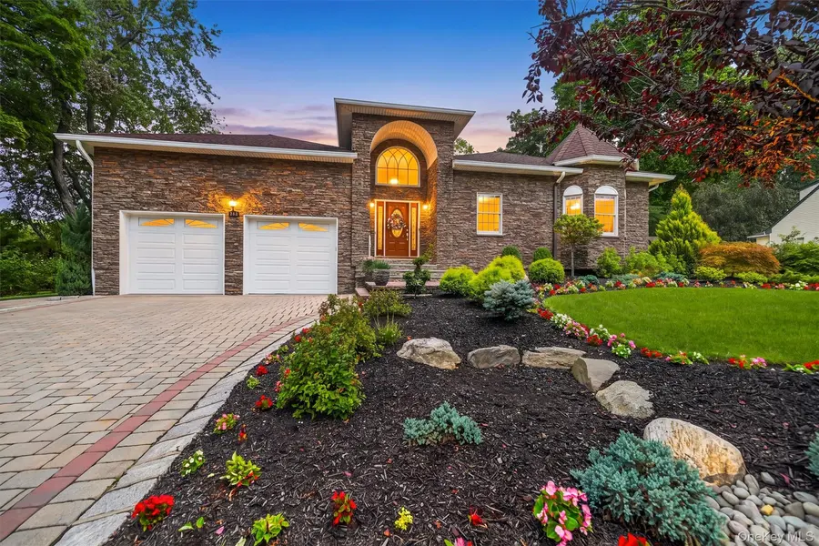 13 Spruce LN, West Nyack, NY 10994