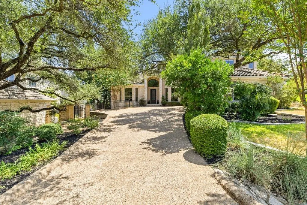 5 Tiburon CT, The Hills, TX 78738