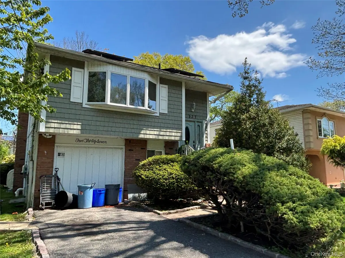 537 Lakeway DR, West Babylon, NY 11704