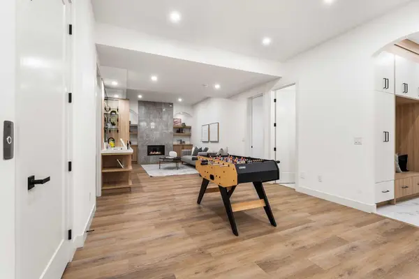 407 Patterson BLVD SW, Calgary, AB T3H 3N6