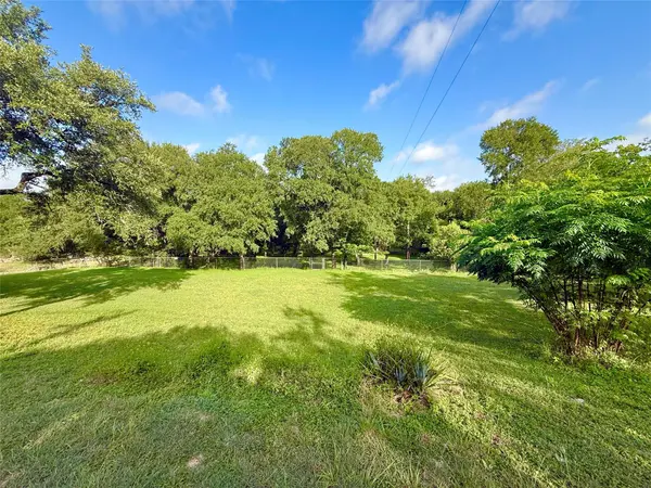 909 Center CIR, Salado, TX 76571