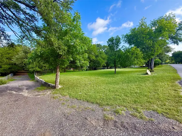 909 Center CIR, Salado, TX 76571