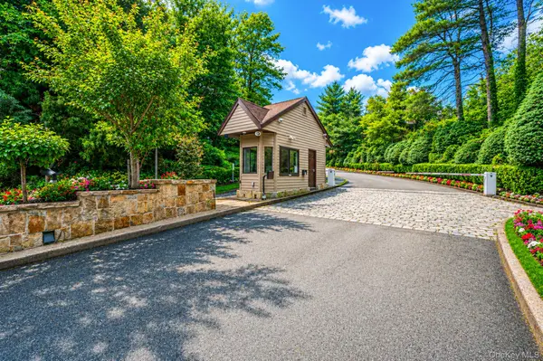 19 The Circle #19, Glen Head, NY 11545