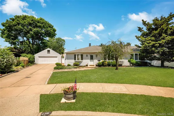 2316 Poe CT, Seaford, NY 11783