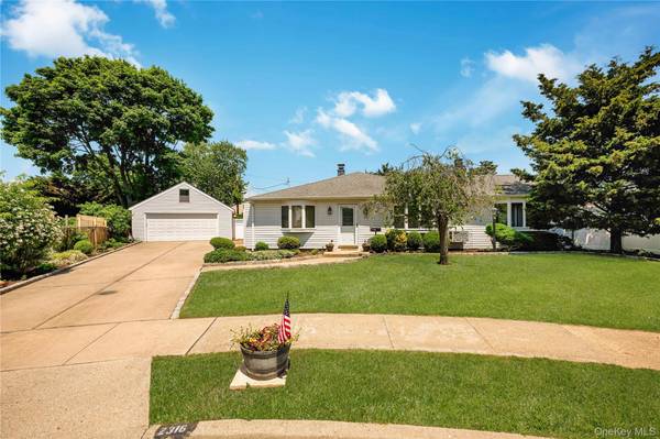 2316 Poe CT,  Seaford,  NY 11783