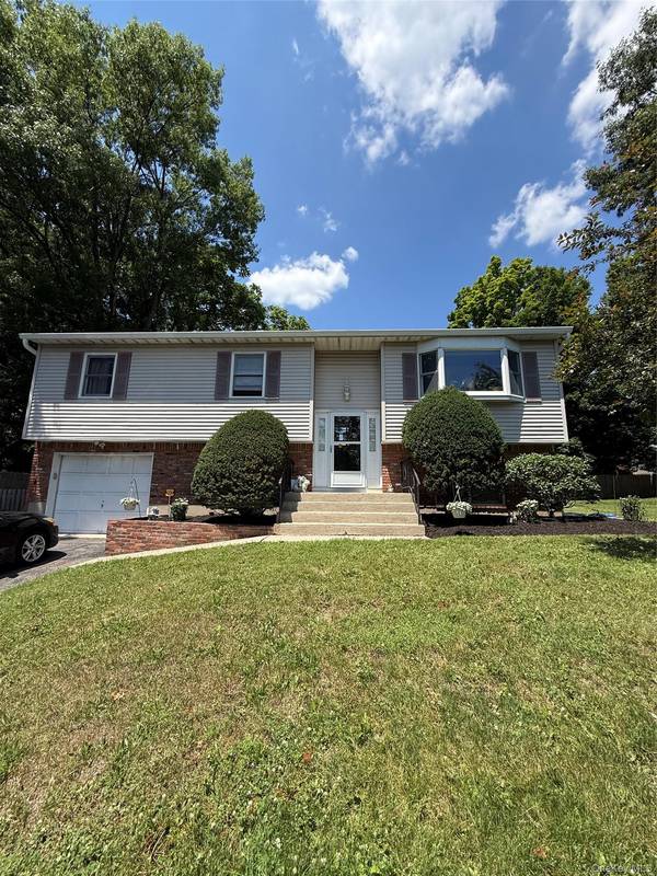 7 Twin CT, Pearl River, NY 10965