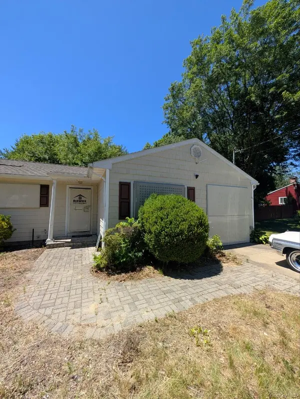 16 Thomas ST, Coram, NY 11727