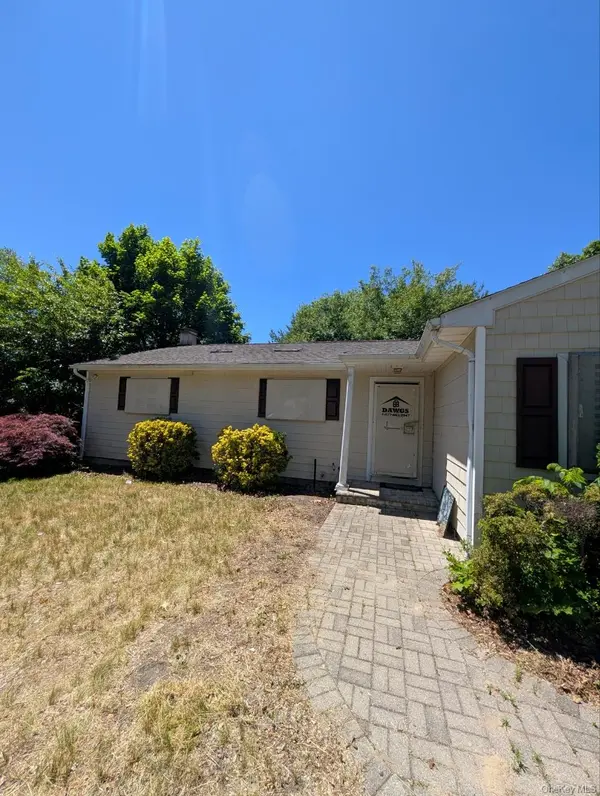 16 Thomas ST, Coram, NY 11727