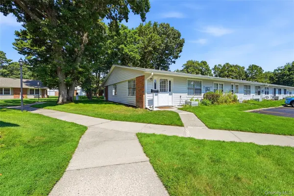 232 Blackpool CT #F, Ridge, NY 11961