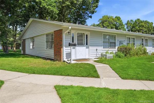 232 Blackpool CT #F, Ridge, NY 11961