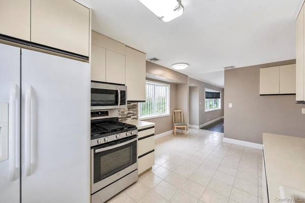 62 Wellesley LN, Hicksville, NY 11801