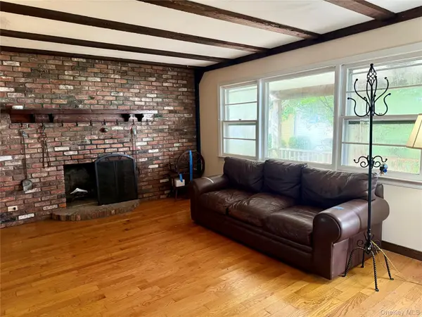 496 Windsor PL, Oceanside, NY 11572