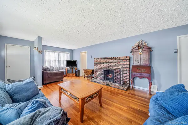 92 Parkhill AVE, Massapequa, NY 11758