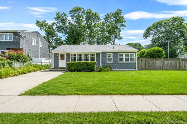 92 Parkhill AVE, Massapequa, NY 11758