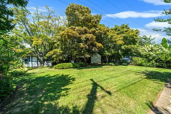 27 Old Farm RD, Levittown, NY 11756