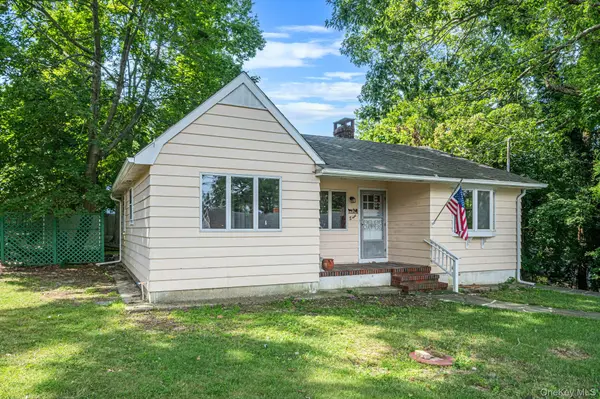 8 Triton RD, Rocky Point, NY 11778