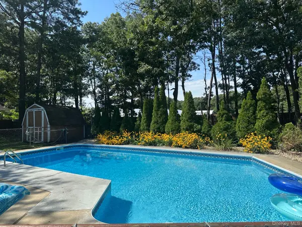 24 Evergreen DR, Manorville, NY 11949