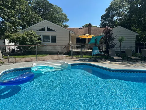 24 Evergreen DR, Manorville, NY 11949