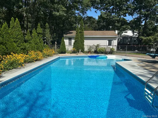 24 Evergreen DR, Manorville, NY 11949