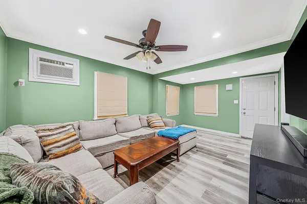 16 Elwin PL, Copiague, NY 11726
