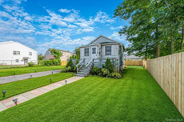 16 Elwin PL, Copiague, NY 11726