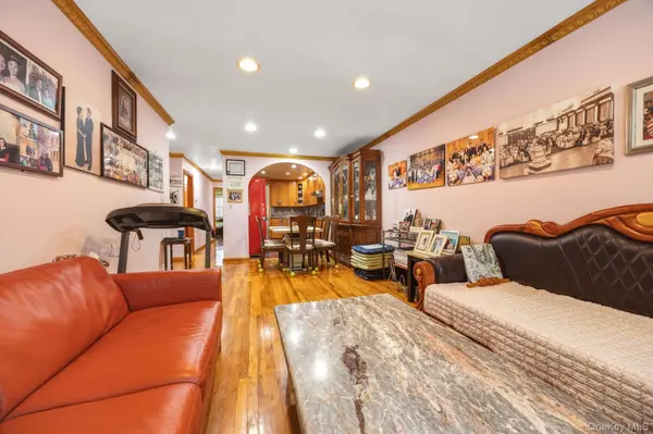 240-43 69 AVE, Douglaston, NY 11362