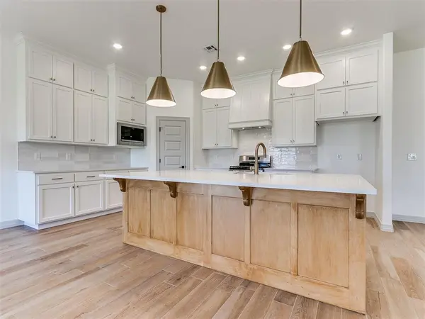 7712 Woods Edge WAY, Yukon, OK 73099