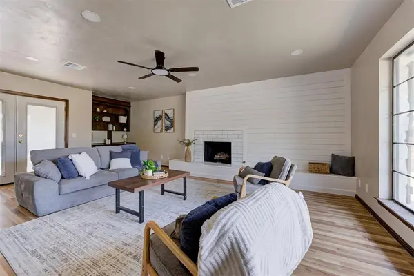 1002 S Pine ST, Guthrie, OK 73044