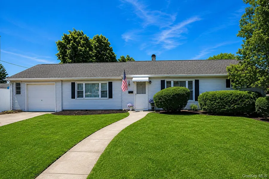 43 Plainedge DR, Bethpage, NY 11714