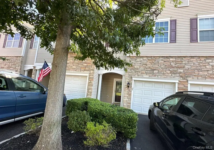 35 Sugar Pine LN, Bay Shore, NY 11706