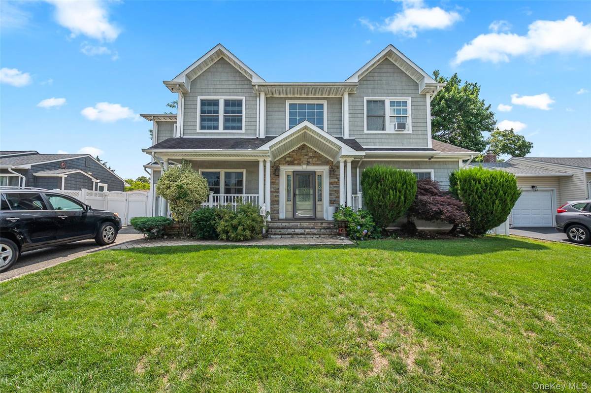 19 Manetto DR, Plainview, NY 11803