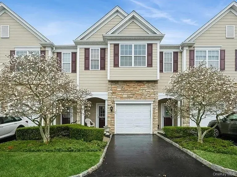 43 Torrey Pine LN #82, Bay Shore, NY 11706