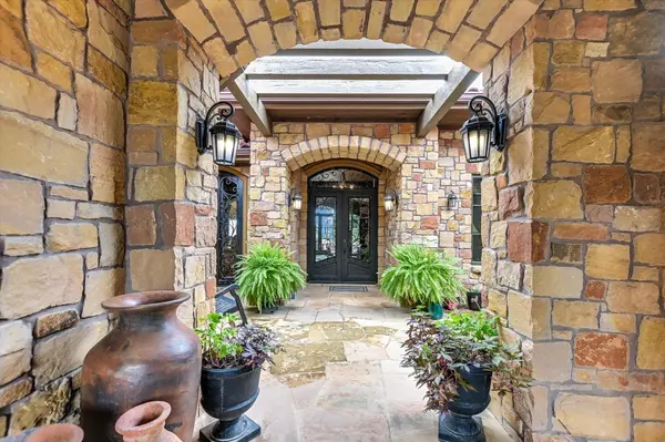 481 Chimney Cove DR, Marble Falls, TX 78654