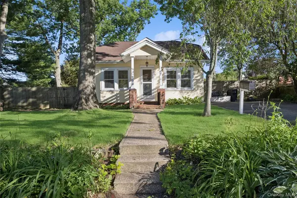 36 Lakeview CT, Ronkonkoma, NY 11779